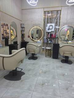 Women's salon specializing in nails and hair care with six daily walk-ins seeking expansion investment.