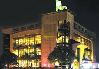 Well known brand for furniture and home decor with 3 stores in Delhi / NCR seeking buyers.