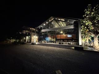 Café near a lake creating an atmosphere like no other with entertainment and great food.