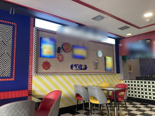 Fast-food joint with 30-40 daily customers, strong online presence, and diverse menu.