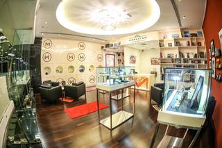Dubai-based boutique for luxury vintage watches, repair & service, straps and watch accessories needs a loan.