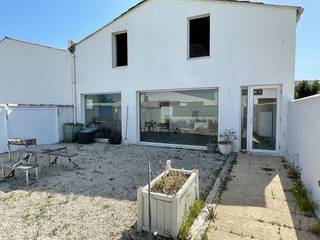 Original home fragrances brand inspired by scents and intense natural beauty of Île de Ré.