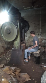 Kanpur's iron shovel manufacturer, with 400-500 capacity/day, seeks loan for raw materials and order fulfillment.